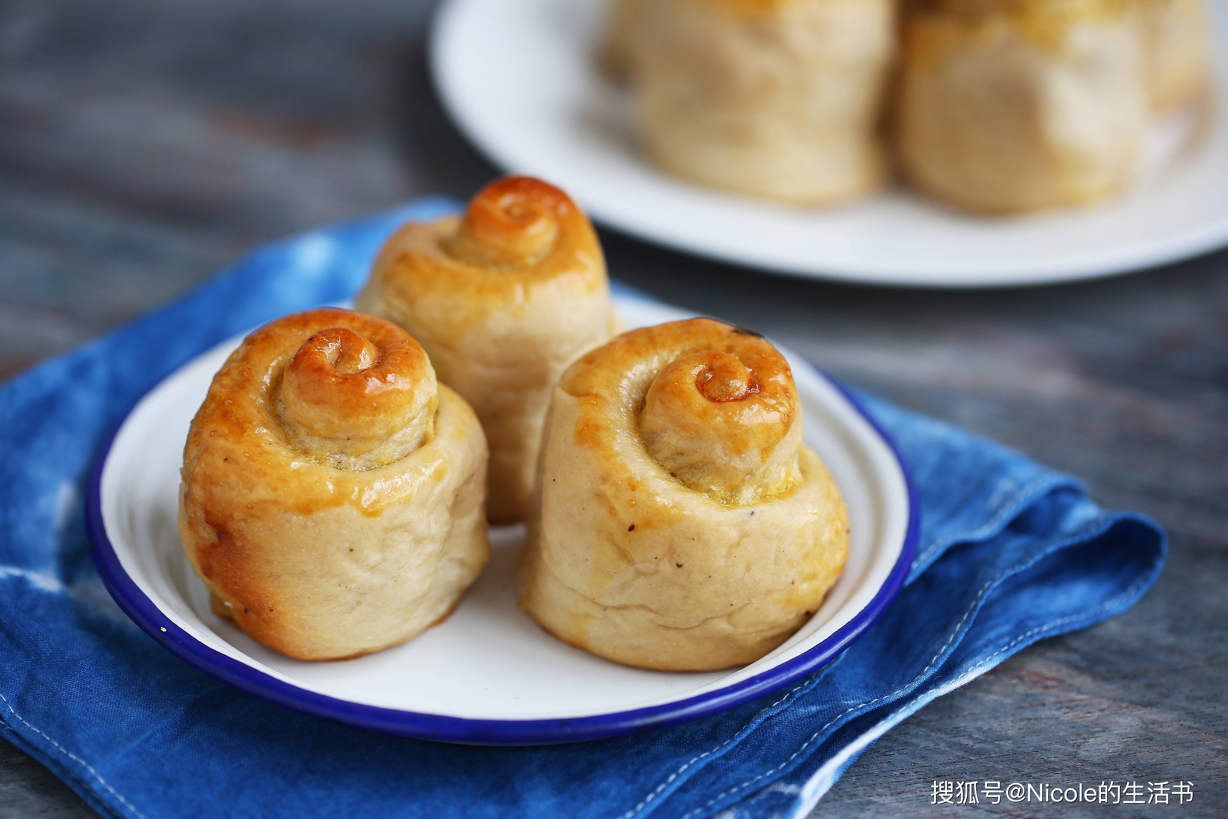 蓝莓酱面包卷：果香融入的温柔滋味