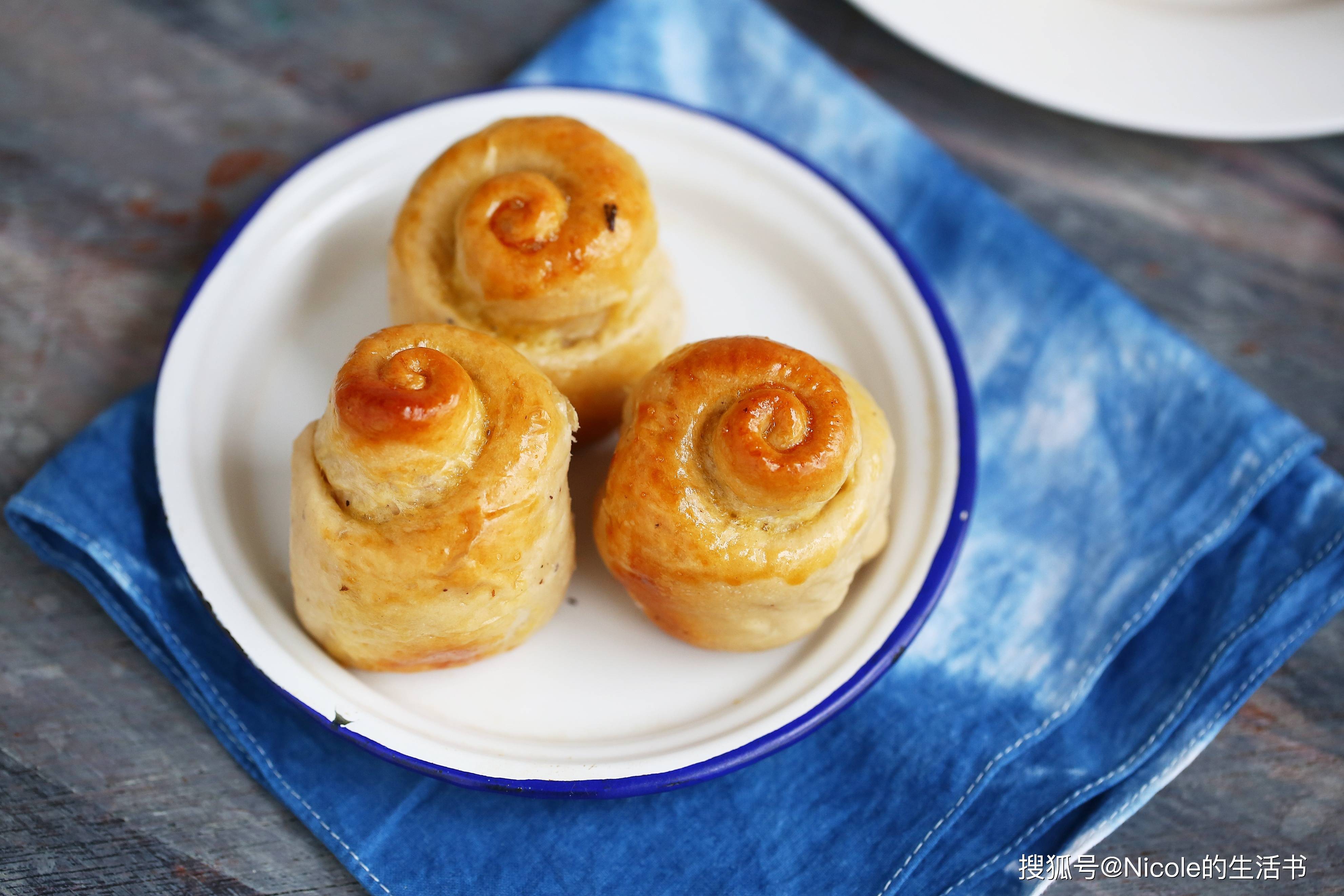 蓝莓酱面包卷：果香融入的温柔滋味