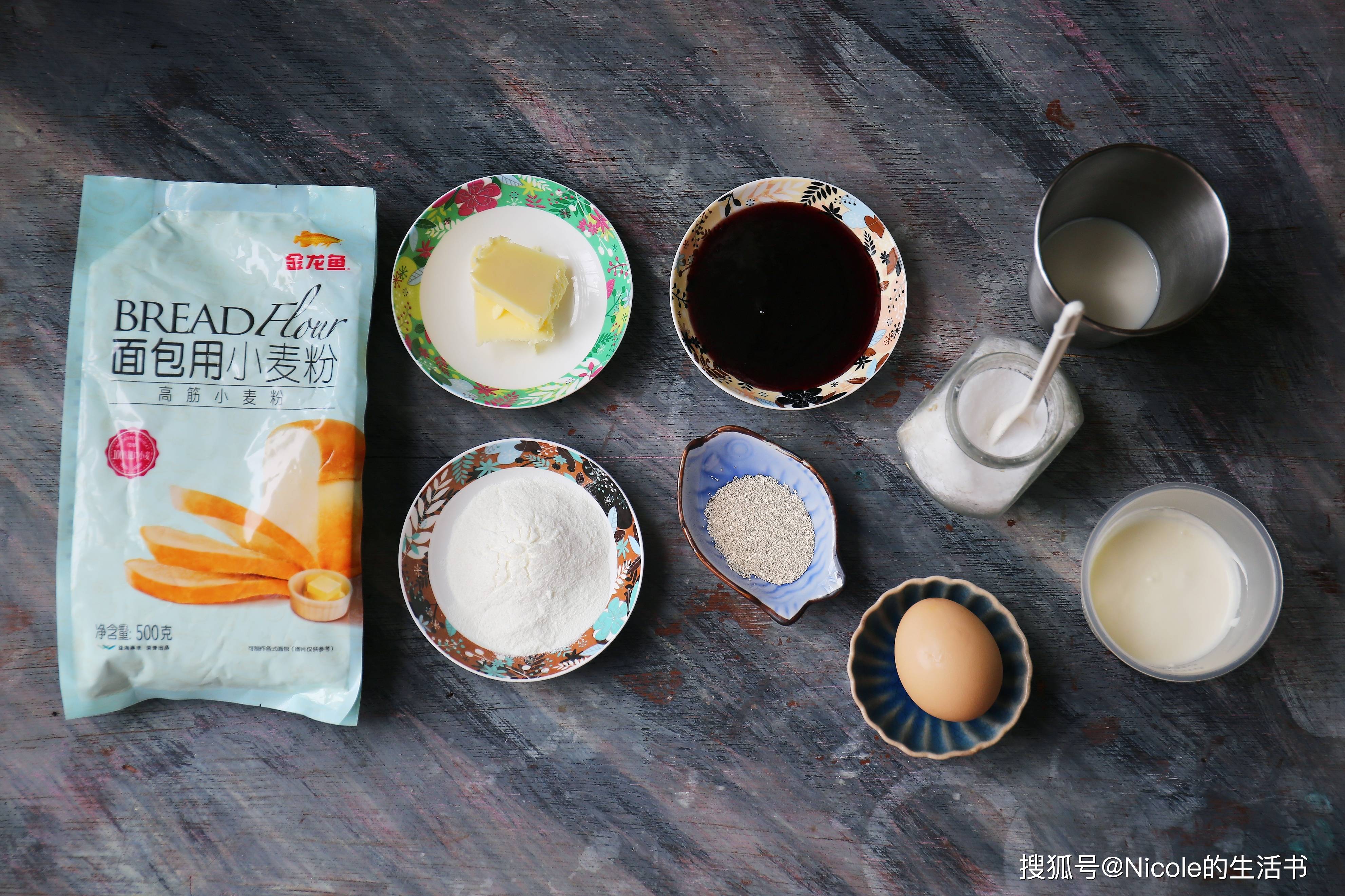 蓝莓酱面包卷：果香融入的温柔滋味