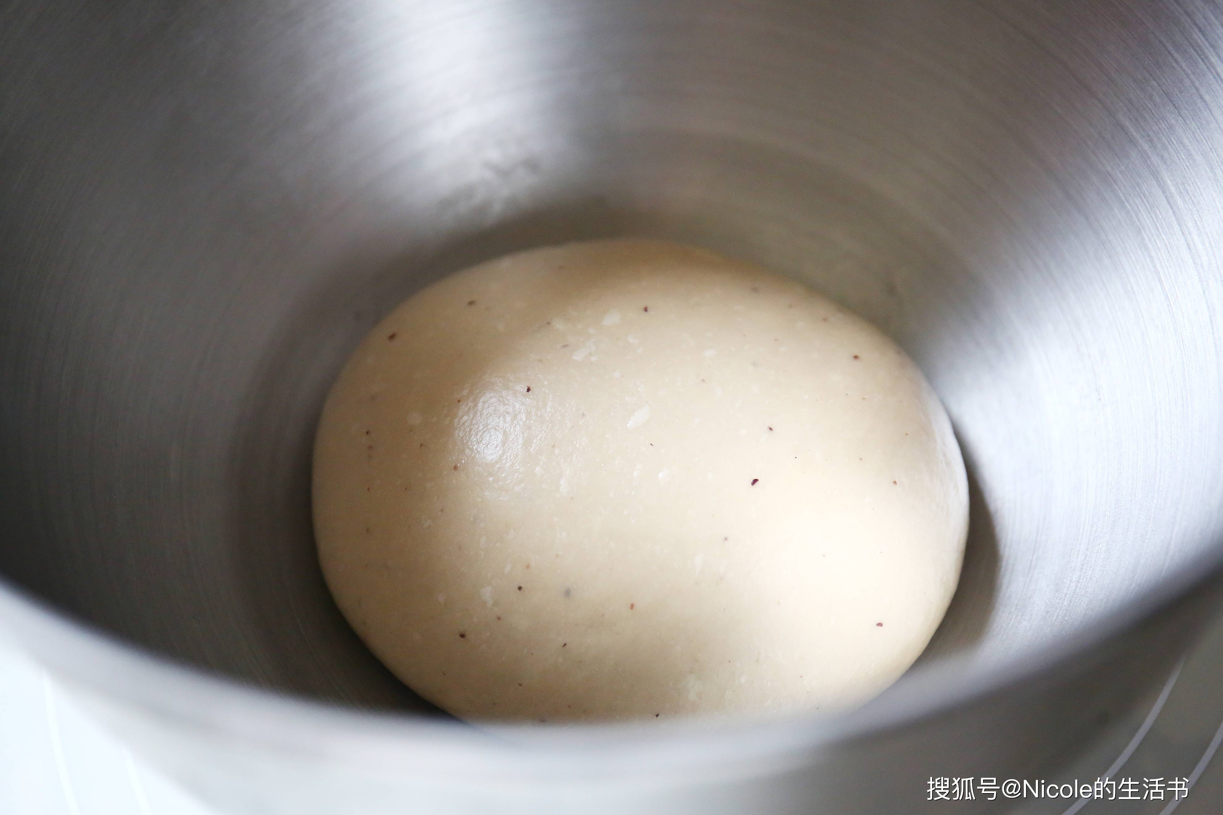 蓝莓酱面包卷：果香融入的温柔滋味