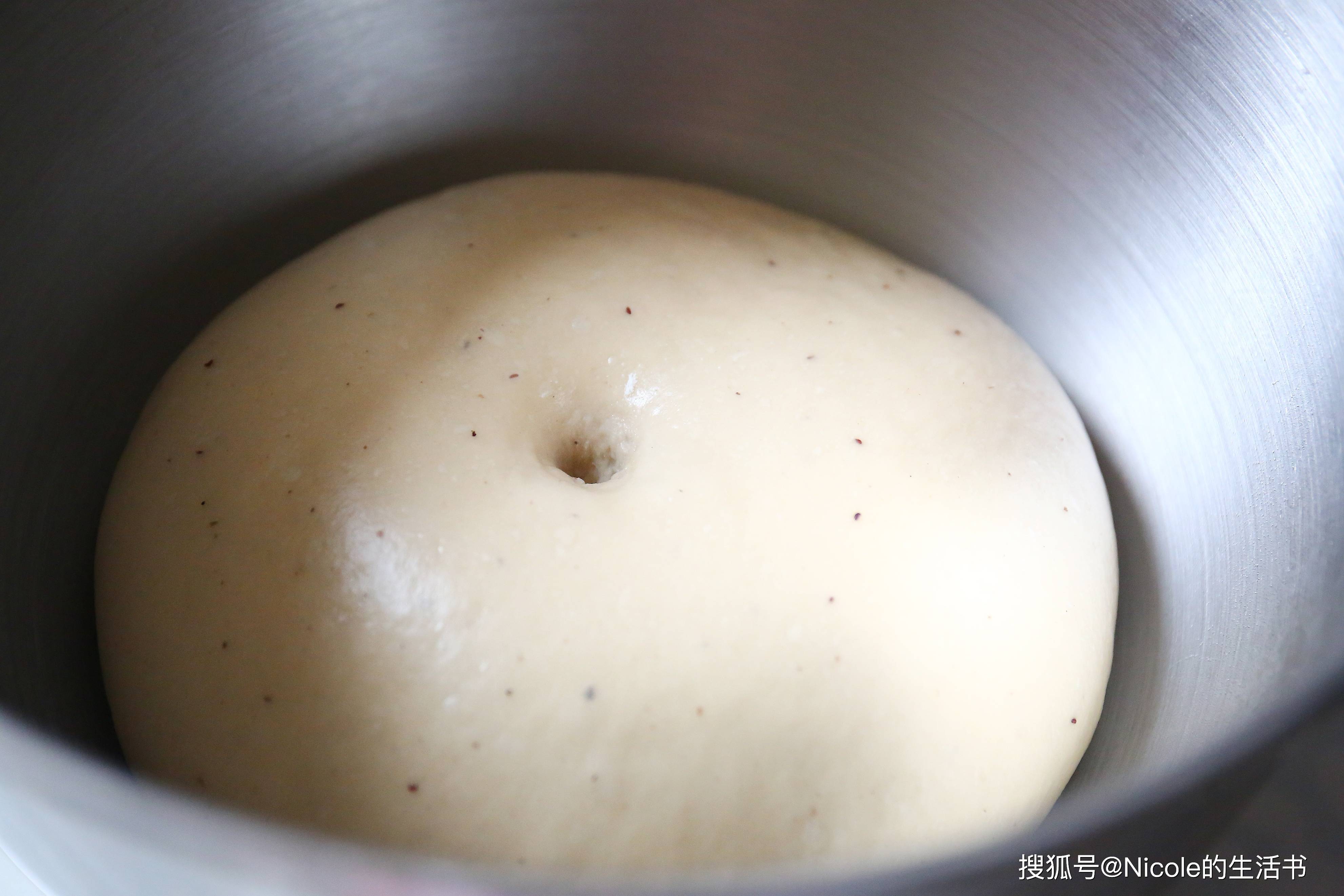 蓝莓酱面包卷：果香融入的温柔滋味