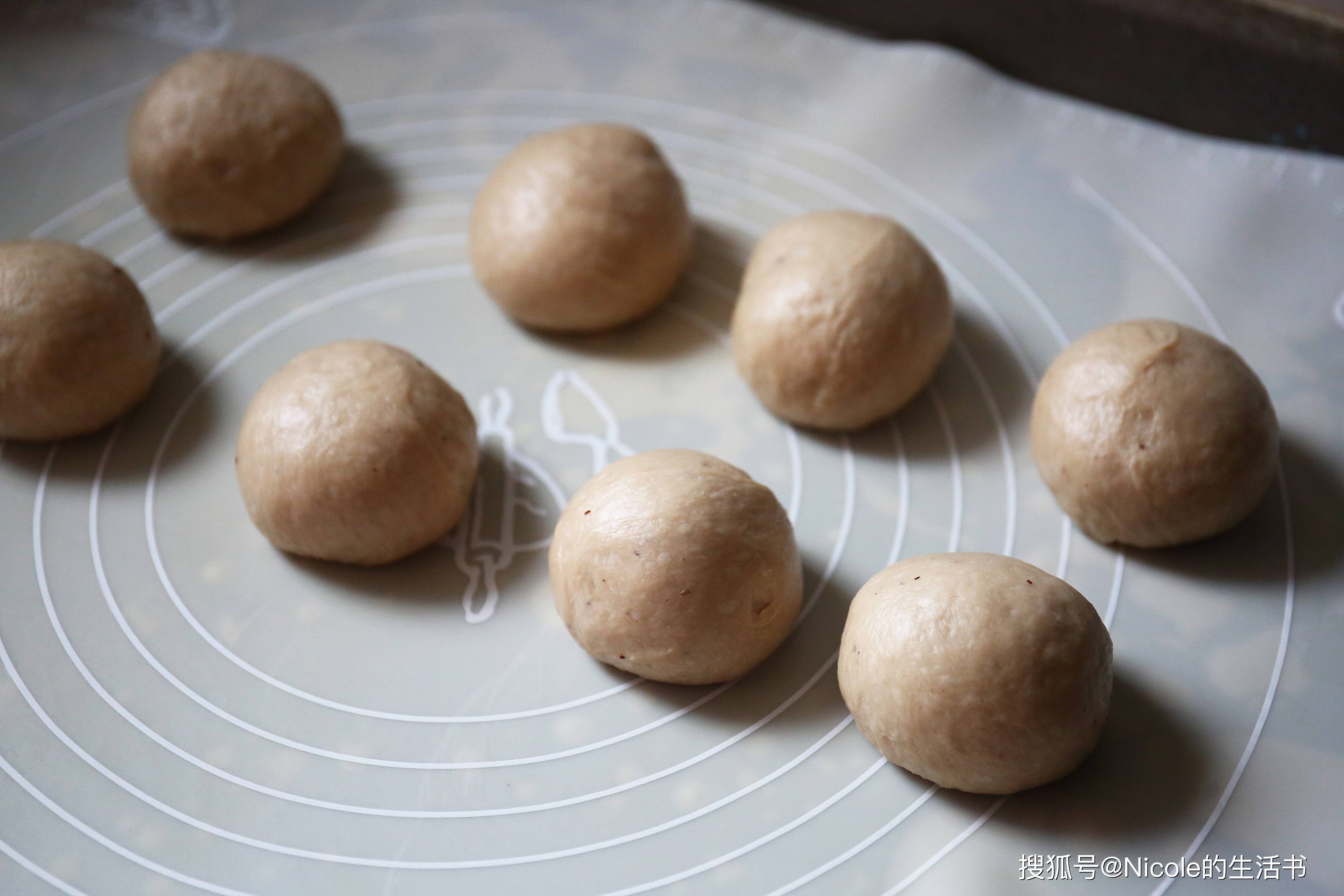 蓝莓酱面包卷：果香融入的温柔滋味