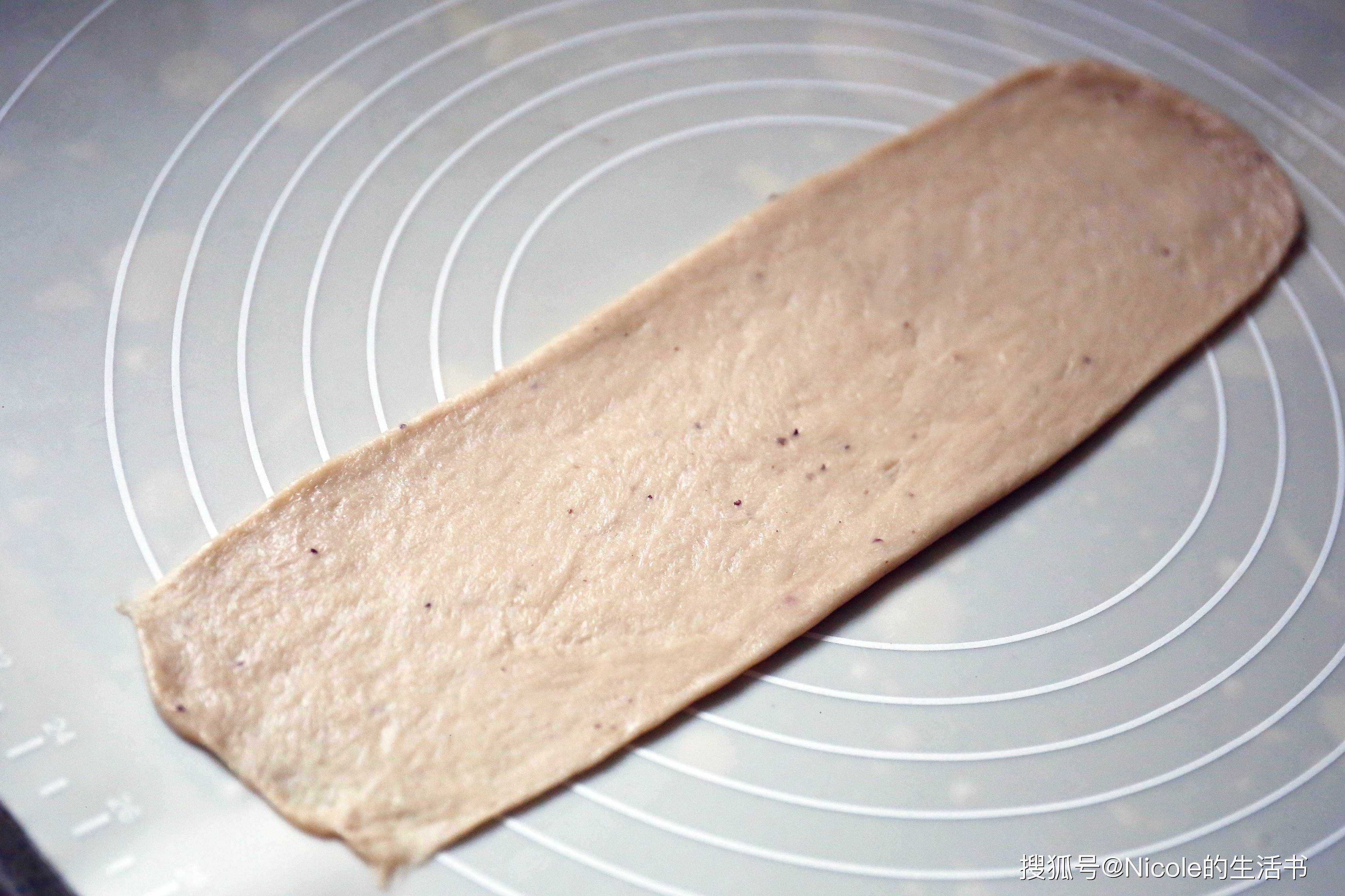 蓝莓酱面包卷：果香融入的温柔滋味