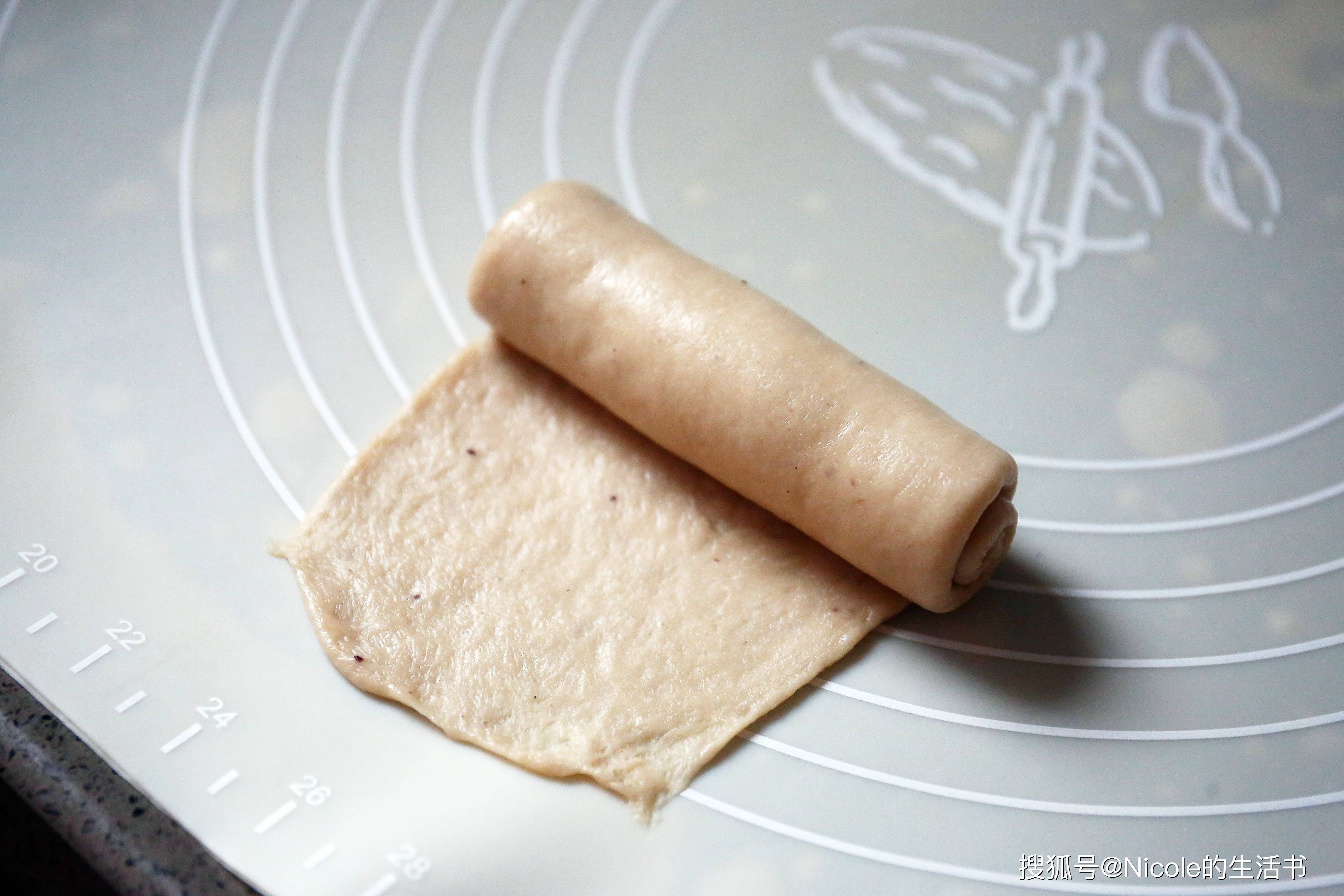 蓝莓酱面包卷：果香融入的温柔滋味