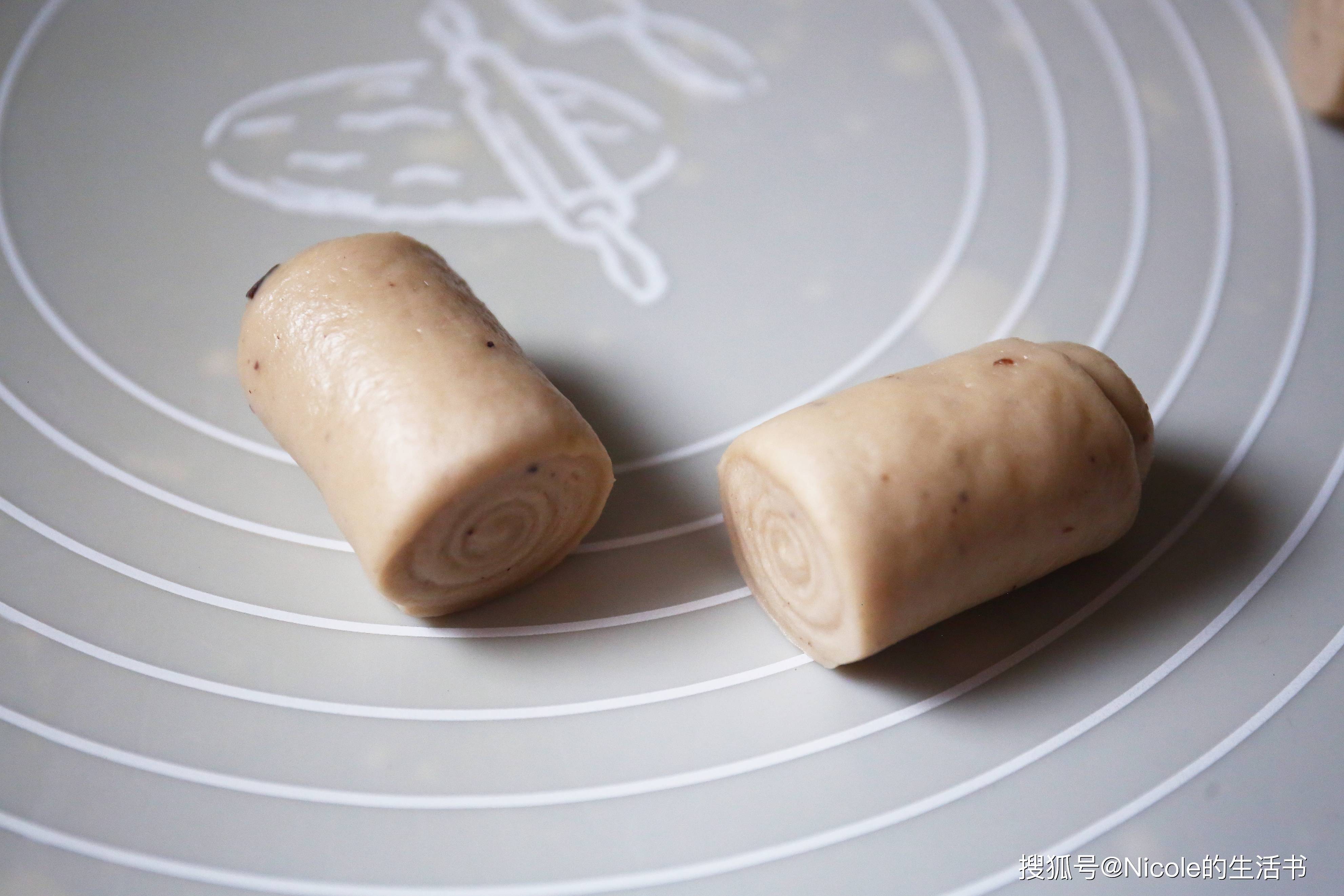 蓝莓酱面包卷：果香融入的温柔滋味