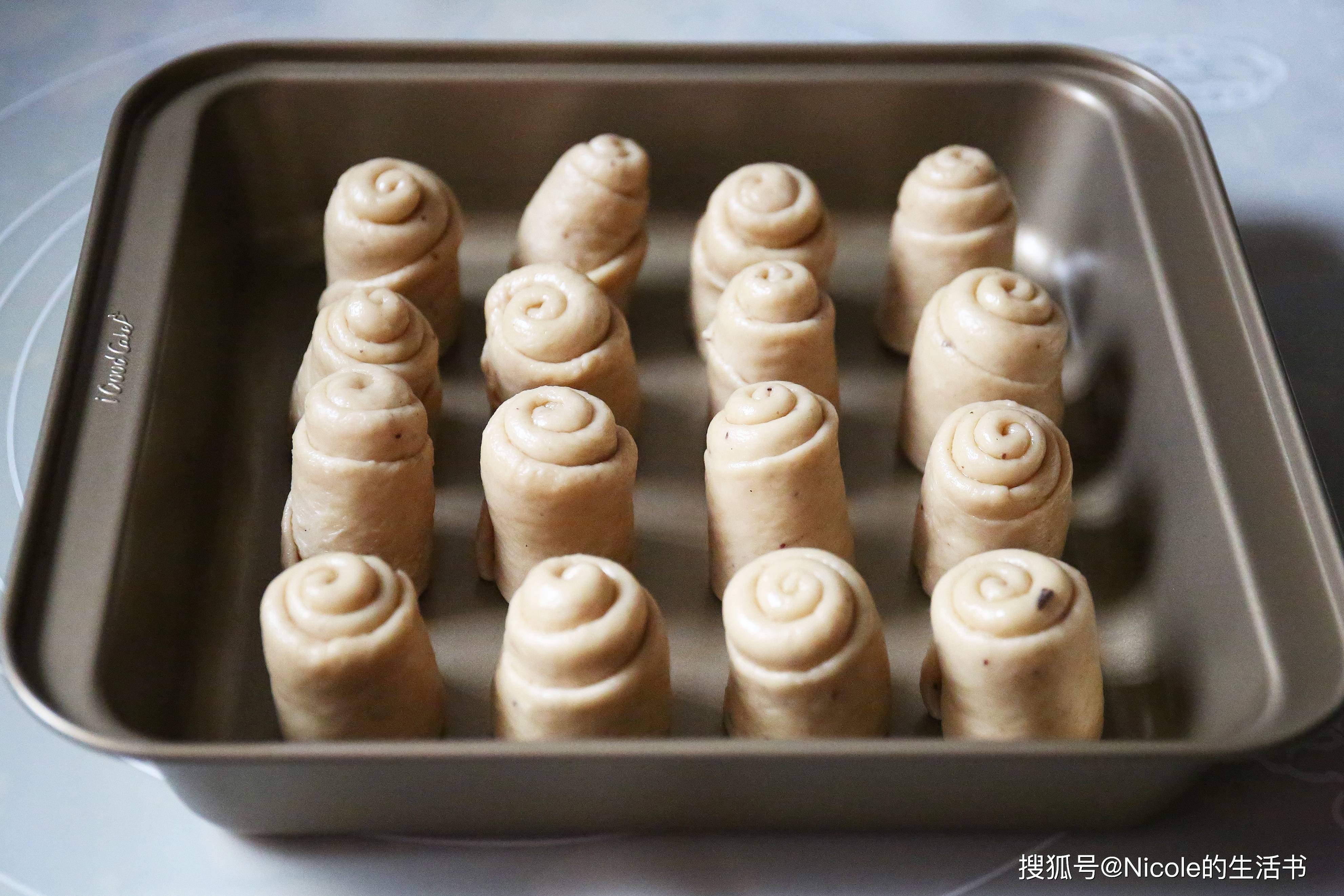 蓝莓酱面包卷：果香融入的温柔滋味