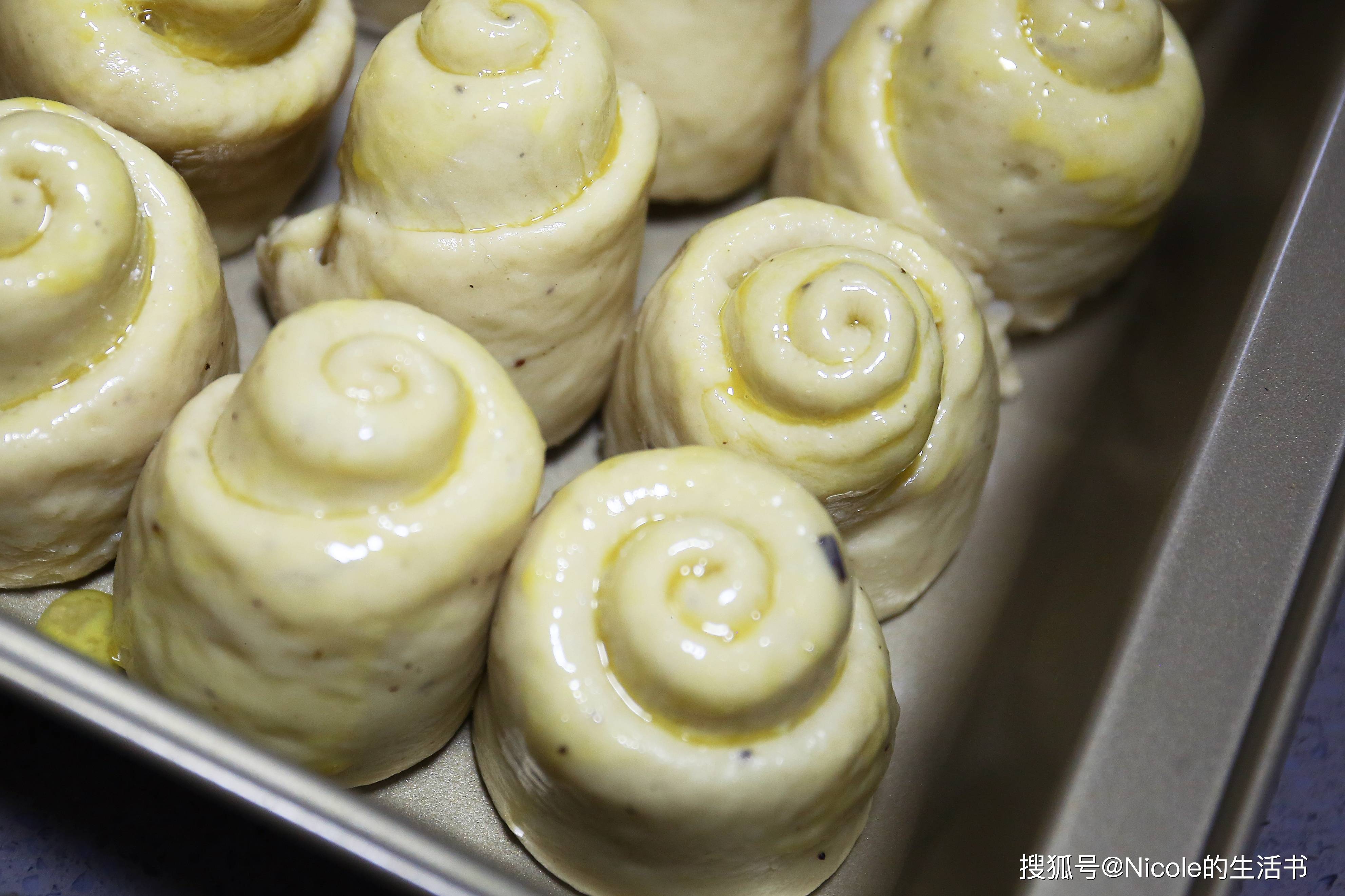 蓝莓酱面包卷：果香融入的温柔滋味