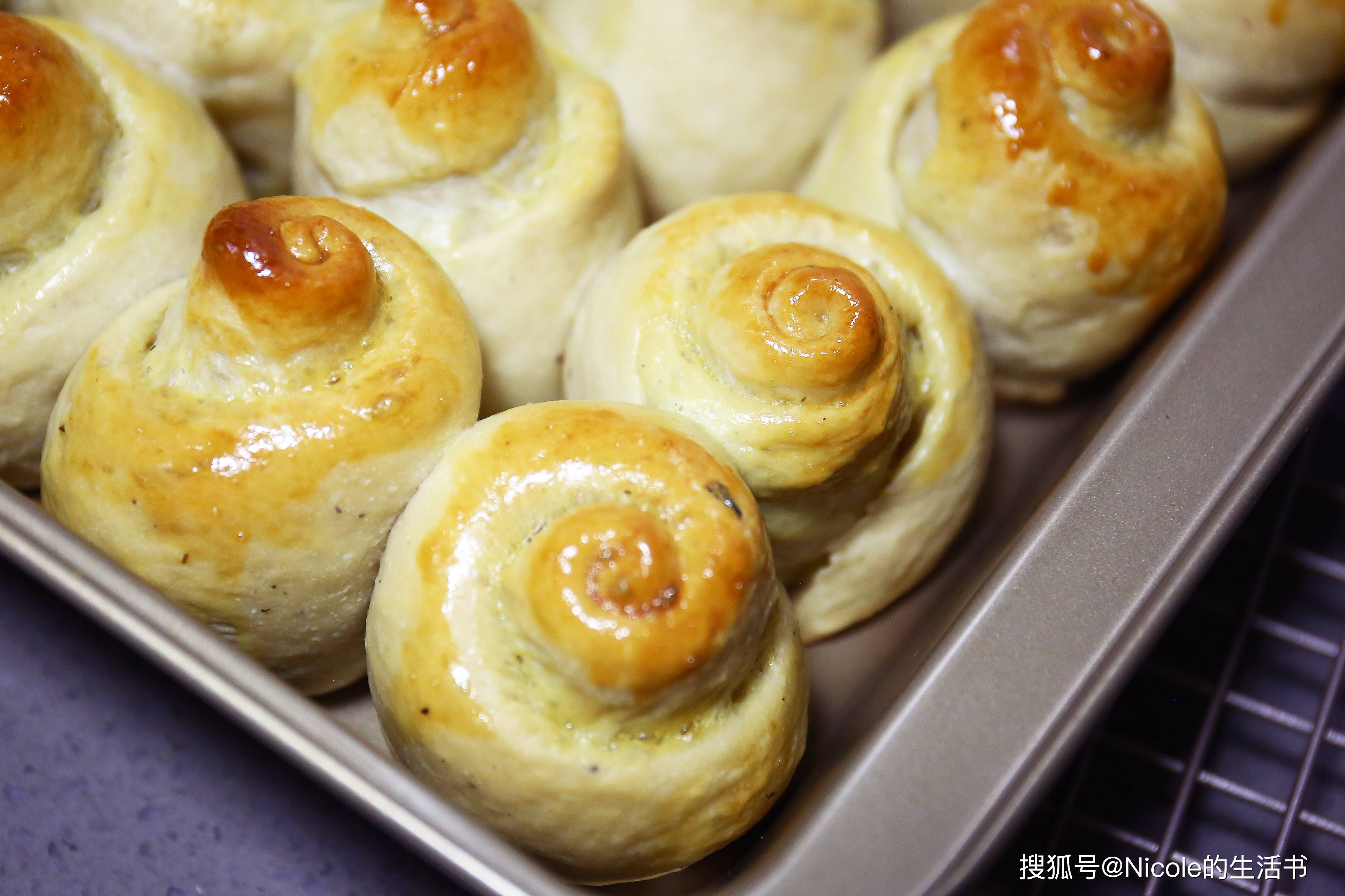 蓝莓酱面包卷：果香融入的温柔滋味